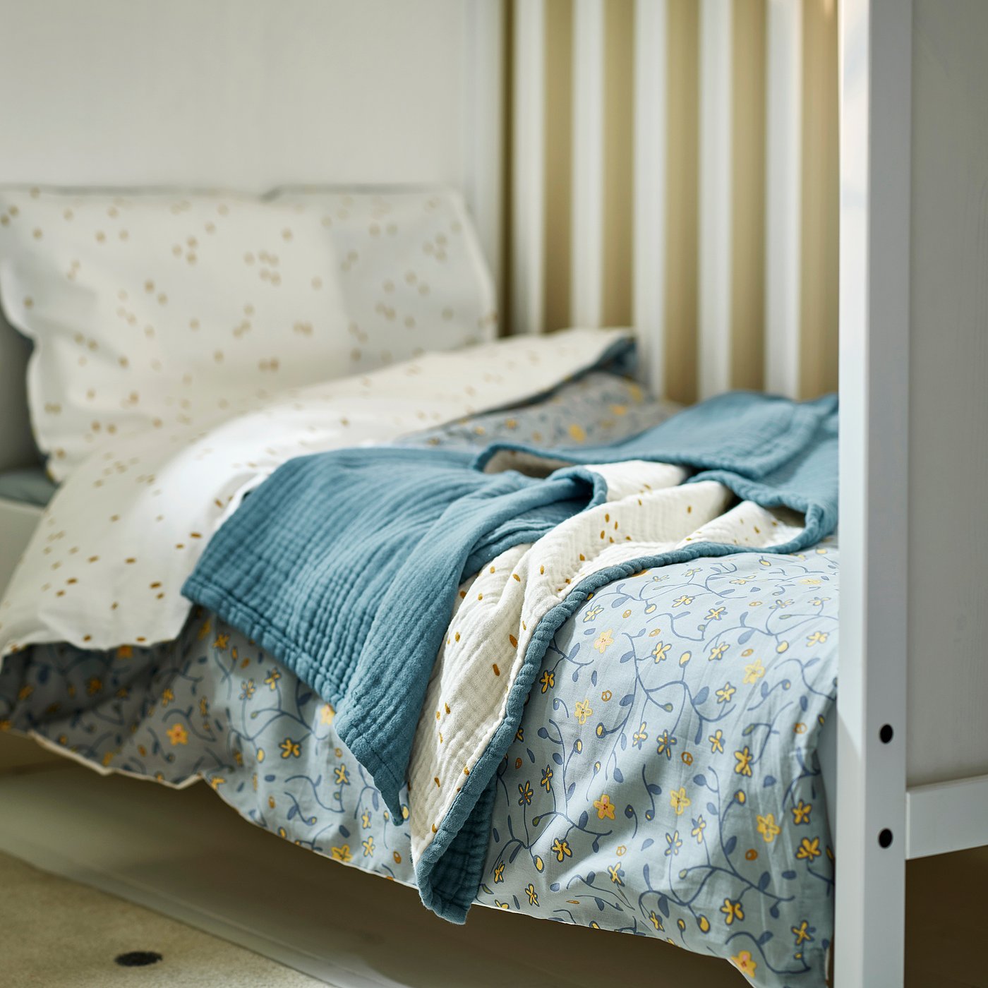 GULDVÄVARE babytæppe, lyseblåt med prikker, blød økologisk bomuld, rektangulært, passer i en taske, 35x45 tommer.