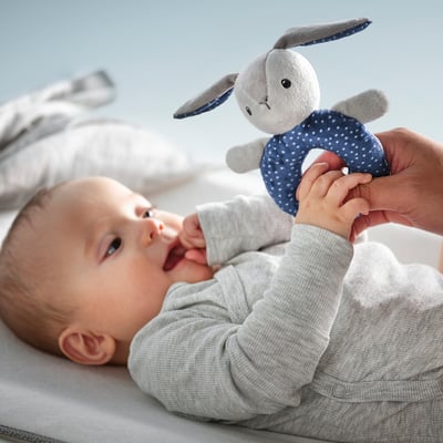 Baby leger med tøjdyr rangle, stimulerer hørelse og syn, velegnet fra fødslen.