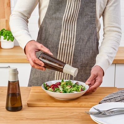 Hæld olie på salat fra flaske.