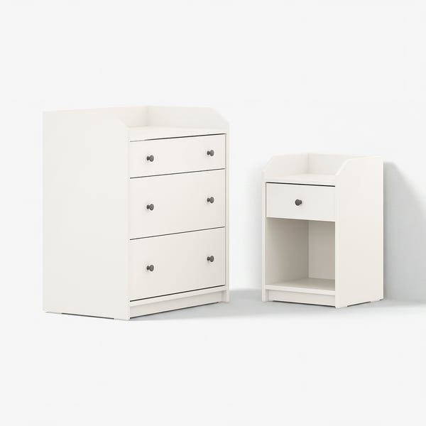 Et hvidt HAUGA-soveværelsessæt med en kiste med tre skuffer og et natbord, med et moderne og traditionelt design.