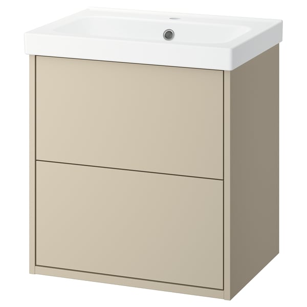 Et beige badeværelsesskab med indbygget hvid vask. Det er et moderne, minimalistisk design med to skuffer.