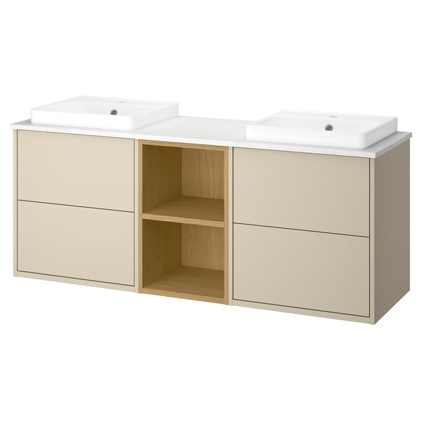 Beige vægvask med to hvide vaske, skuffer og en central hylde. Moderne minimalistisk design.