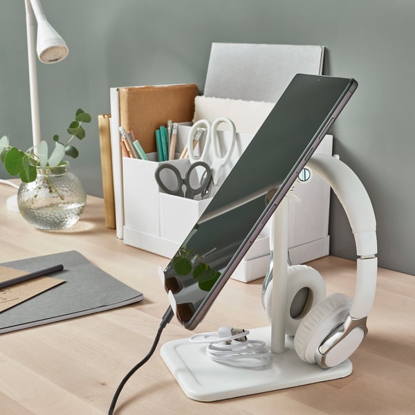 HAVREHØJ: hvidt tablet- og hovedtelefonstativ, kork og stål, justerbar højde og vinkel, lille, passende skrivebord med notesblok og vaser.