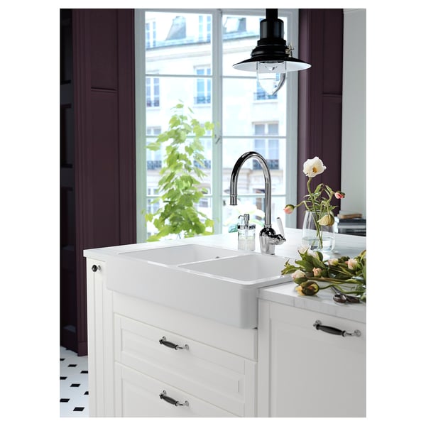 HAVSEN køkkenvask med vandhane, vase, plante og pendel.