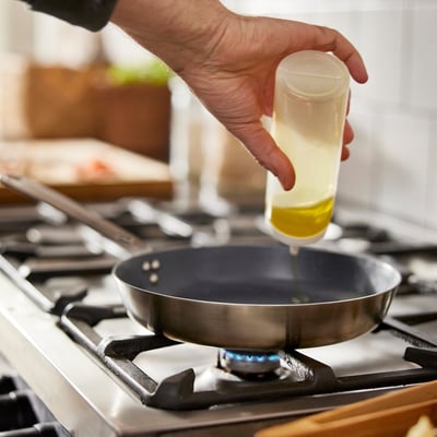 Hæld olie i stegepanden på komfuret. Non-stick, velegnet til alle kogeplader.