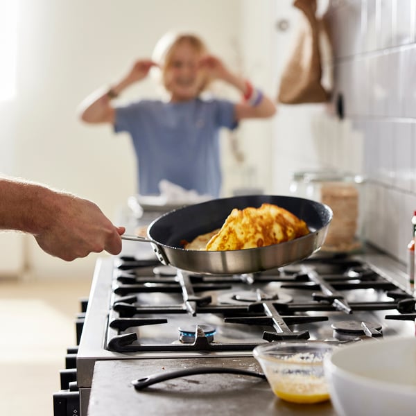 Madlavning omelet, børnekiggeri.