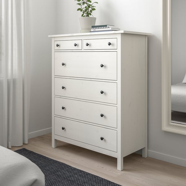 Moderne hvid HEMNES-kommode med seks skuffer i et minimalistisk soveværelse.