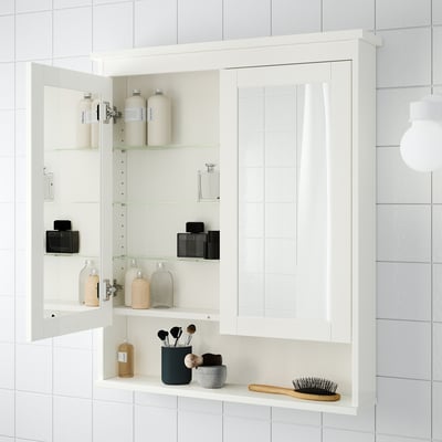 Hvidt vægmonteret spejlskab til badeværelset med justerbare glashylder, opbevaring af toiletartikler og makeupartikler.