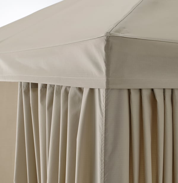 Nærbillede af slidstærkt, beige, UV-bestandigt pavillonstof, elegant plisseret, der viser kvalitet og håndværk.