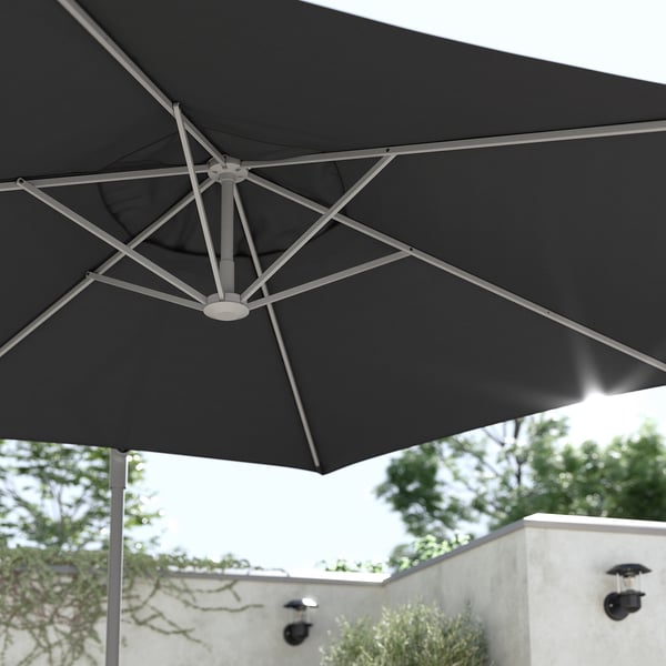 Sort HISSÖ parasol, stor baldakin, vippet, med aluminiumsstang, skygge udendørs område.