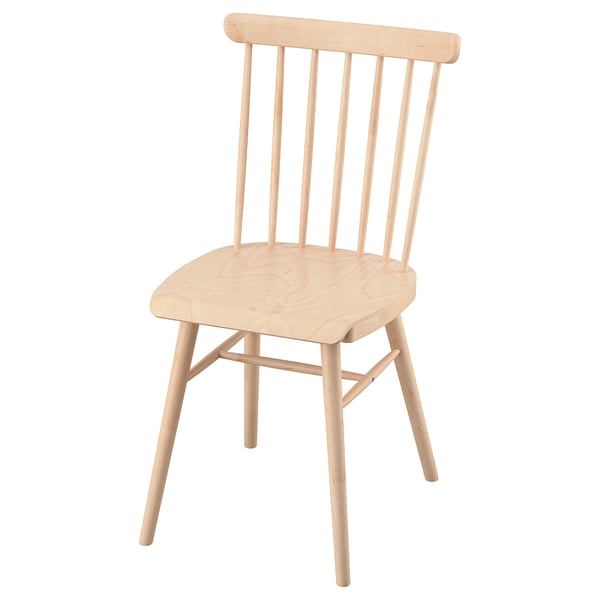 HÖGVED-stolen er en lys træstol med en naturlig finish, spindelryg og buet sæde, der udstråler et klassisk og elegant design.