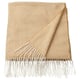 Et beige-gult HOLMVI tæppe med frynsede kanter, lavet af blød, miljøvenlig polyester.