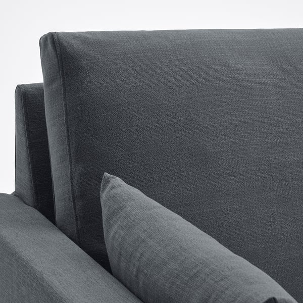 Grå sofa, rene linjer, plyspuder, kvalitetsstof, komfortfokuseret design.