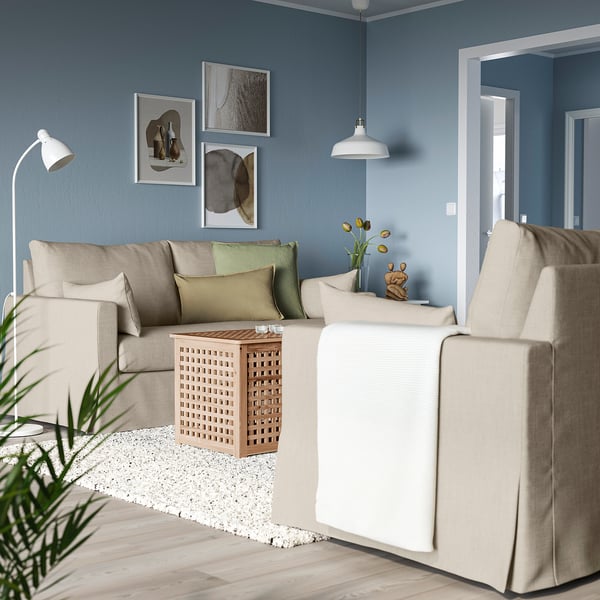 Beige l-formet sofa dominerer hyggelig stue.