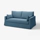 Blå HYLTARP-sofa, slankt design, behagelige puder, rene linjer.