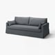 Moderne grå stofsofa, trepersoners sofa, med rene linjer og bløde puder.