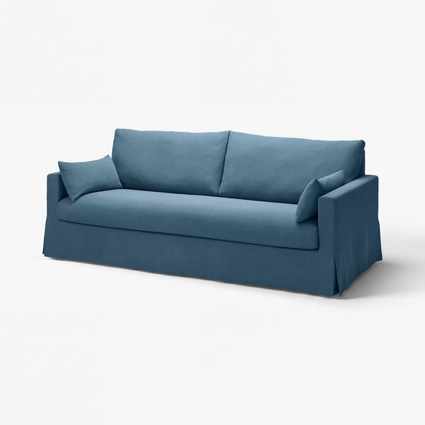 En blå HYLTARP-sofa, en hyggelig og renforet familiesofa med bløde puder og et aftageligt, maskinvaskbart betræk.