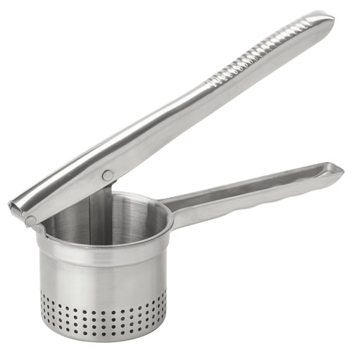 En IDEALISK kartoffelpresse i rustfrit stål, designet med to håndtag og en cylindrisk netkurv til effektiv kartoffelmosning.