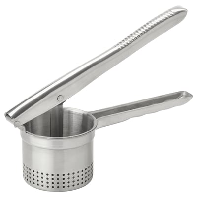 En IDEALISK kartoffelpresse i rustfrit stål, designet med to håndtag og en cylindrisk netkurv til effektiv kartoffelmosning.
