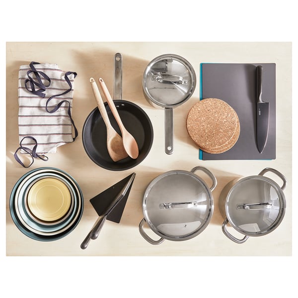 IKEA 365+ kogesæt: gryder, pander, knive, redskaber og tallerkener. Rustfrit stål, træ og silikone genstande. Organiseret, moderne design.