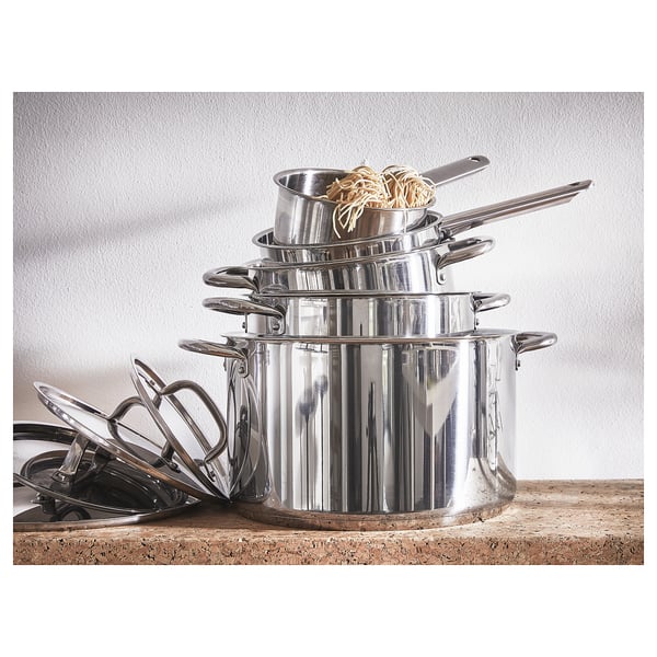 Stak ikea sølv gryder i rustfrit stål på disk med spaghetti.