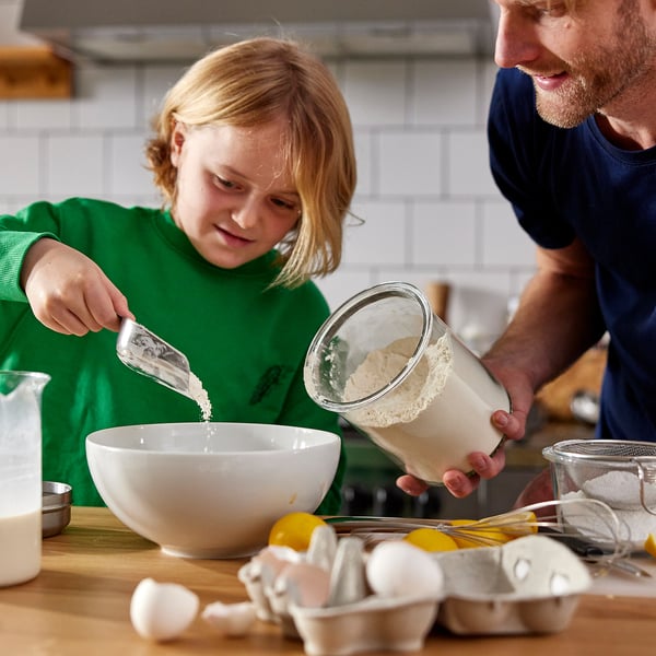 Bagning af børn og voksne; ved hjælp af IKEA 365+ melske.