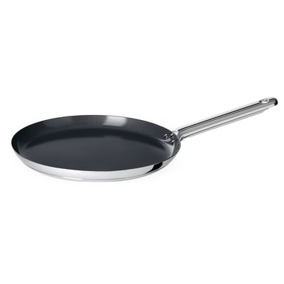 En IKEA 365+ non-stick stegepande i rustfrit stål med sort keramisk belægning, oval form og et langt håndtag for nem madlavning.
