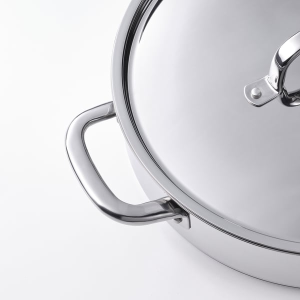 Sauterpande i poleret rustfrit stål, ergonomiske håndtag, robust låg.