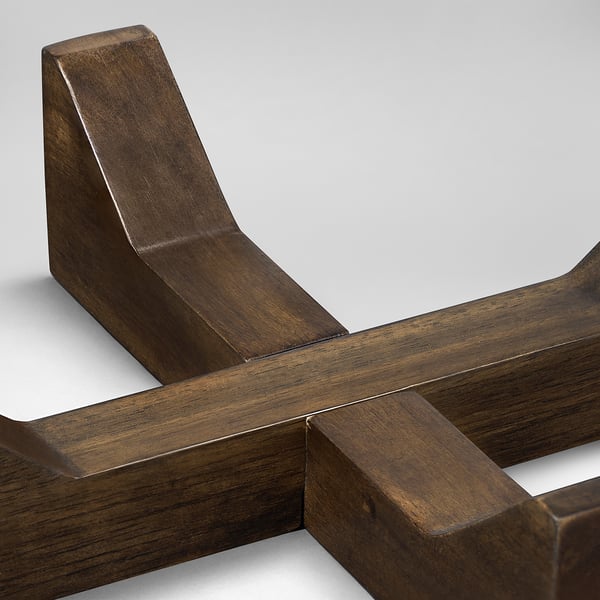 Mørkt træstativ, glat finish, indviklet geometrisk design, elegant håndværk.