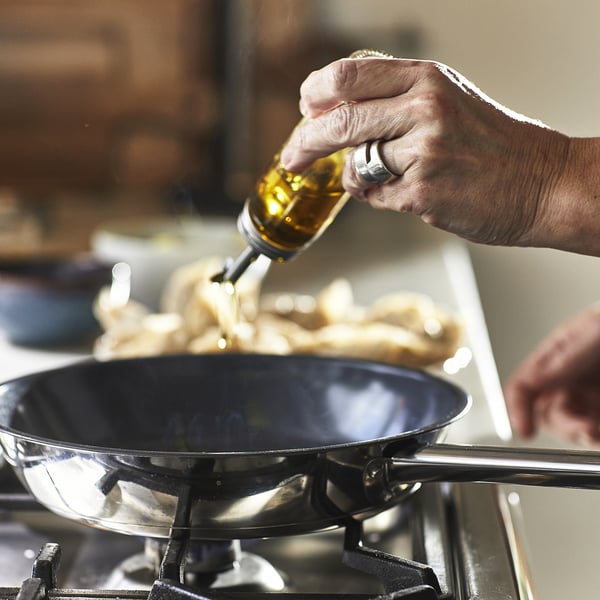 Hæld olie i non-stick stegepande.