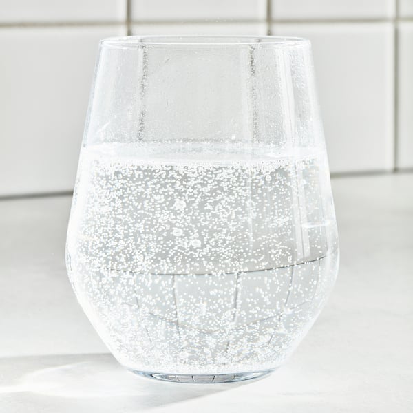 Et glas danskvand med isterninger. Forfriskende, let og klar.