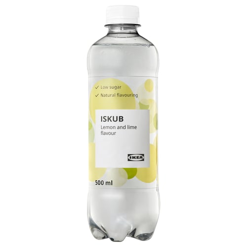 En klar flaske ISKUB drik med citron- og limesmag fra IKEA, mærket som lavt sukkerindhold og naturligt aromatiseret.