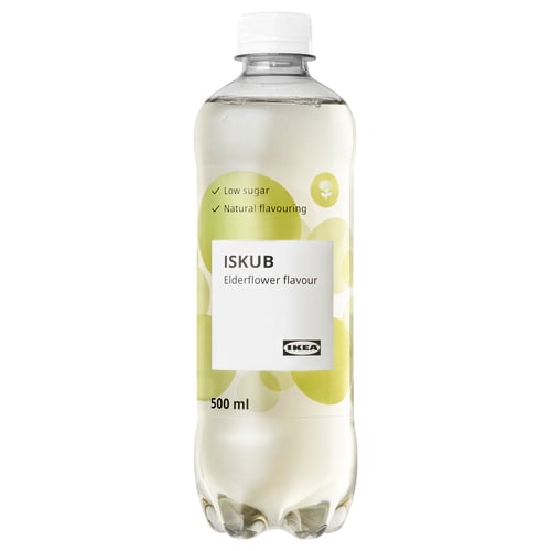 En klar plastikflaske ISKUB hyldeblomstsmag fra ikea. Etiketten fremhæver lavt sukker og naturlige smagsstoffer.