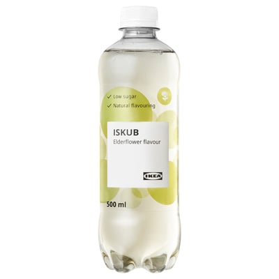 En klar plastikflaske ISKUB hyldeblomstsmag fra ikea. Etiketten fremhæver lavt sukker og naturlige smagsstoffer.