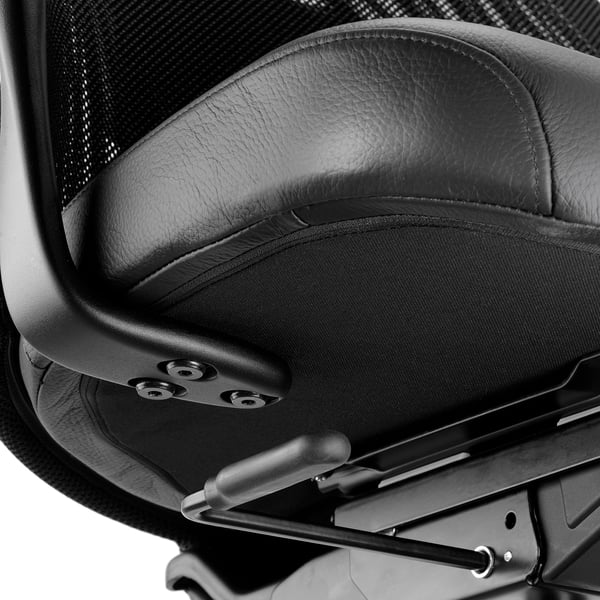Ergonomisk kontorstol tæt på. Læder af høj kvalitet, justerbar lændestøtte, mesh-ryg til luftstrøm, metalbase og vippemekanisme.