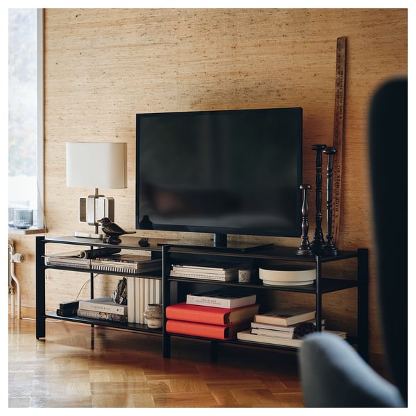Minimalistisk tv-møbel: JÄTTESTA, sort og bambus, slanke, afrundede hylder, metalben, ideel til stuen.