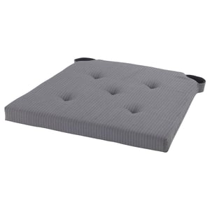 En grå JUSTINA stolhynde med tuftet design, bomuldsmateriale og burrebånd for sikker placering.