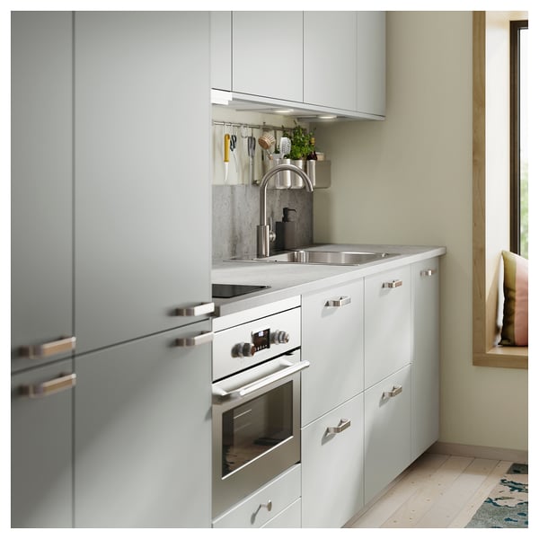 Moderne køkken med lysegrå KALERUM greb, aluminium med klar akrylfinish. Skabe, ovn og vaskeområde har et slankt, rent design.