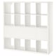 En hvid KALLAX opbevaringsenhed med flere kuber, kombination af hylder og skuffer, rent moderne design.