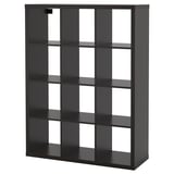 En sort ikea KALLAX reol, rektangulær i formen, med flere tomme rum til opbevaring.