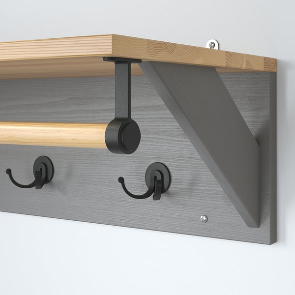 Moderne vægmonteret hattehylde med træ- og metaldesign, der tilbyder tre kroge og en hylde.