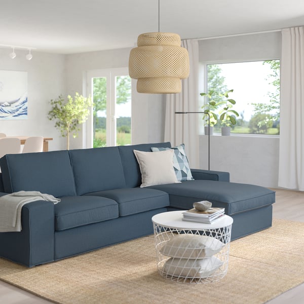 Moderne stue med blå KIVIK sofa, naturligt lys og minimalistisk indretning.