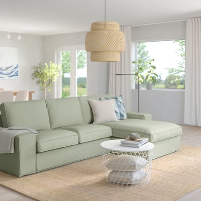 KIVIK sofa, cocktailbord, lampe, lyse vinduer.