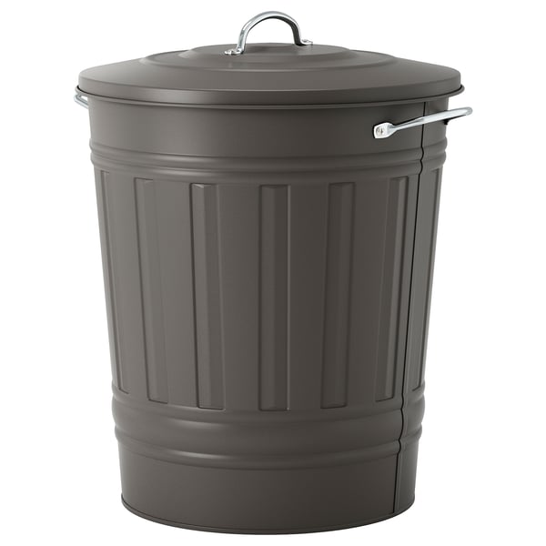 En KNODD grå metalspand med lodrette riller. Den har et låg med et håndtag og en krog til ophængning.