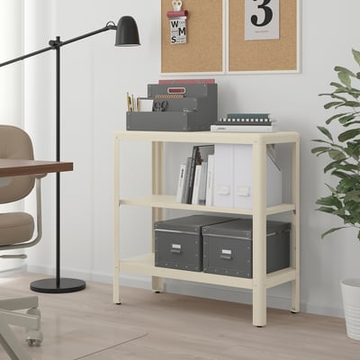Ikea KOLBJÖRN hvid hylde med bøger, forsyninger og planter.