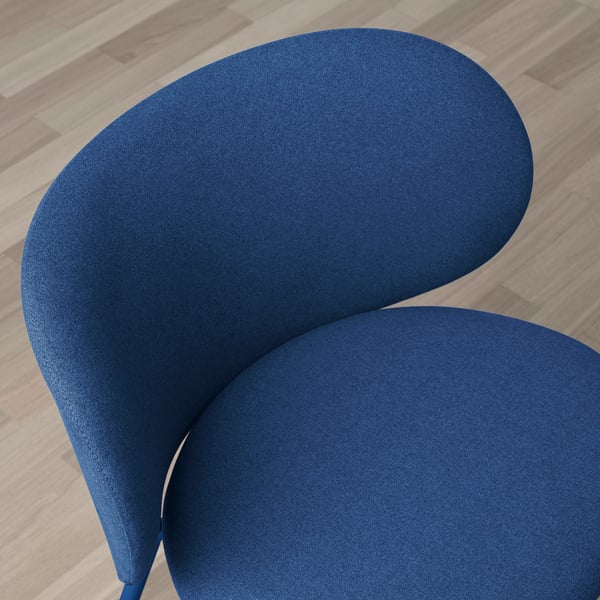 Blå, buet, polstret stol close-up, der viser kvalitetsstof og design.