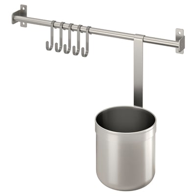 KUNGSFORS køkkenopbevaring med rustfri stålstang og kroge.