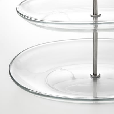 Serveringsstativ i glas med stålstøtter, stablede tallerkener.