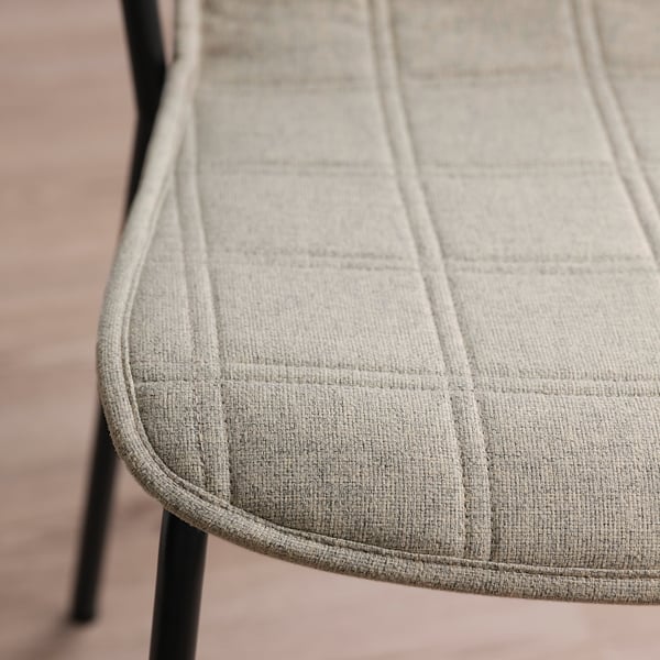 En moderne grå stofbeklædt konferencestol med slanke sorte metalben, designet til komfort og holdbarhed.