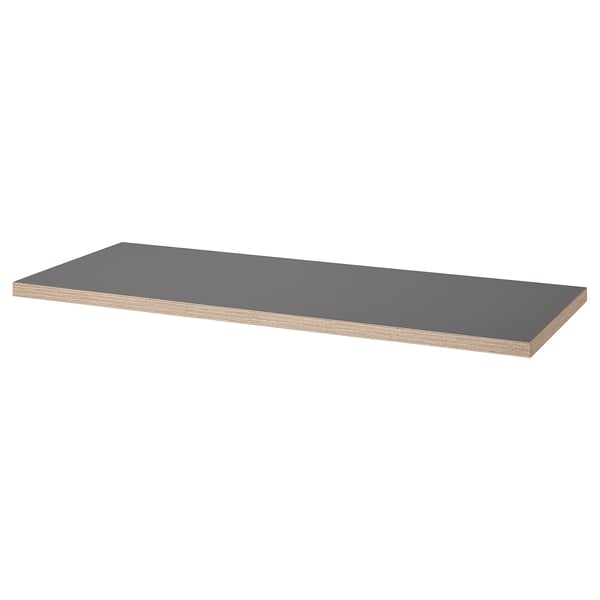Et moderne gråt LAGKAPTEN skrivebord. Det slanke design omfatter en flad bordplade og robuste træbukkeben.